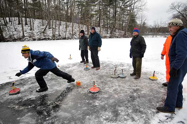 Eisstockschiessen players