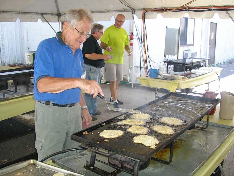 Alfred cooks pancakes at Bierfest 2016